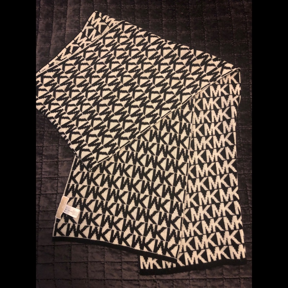 Michael Kors — Black and white MK scarf